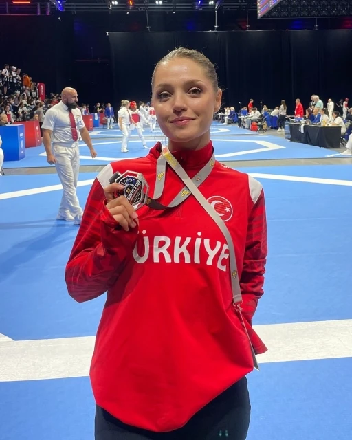 Denizlili sporcu Almanya&rsquo;dan g&uuml;m&uuml;ş madalya ile d&ouml;nd&uuml;
