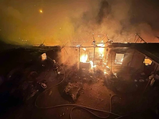 Depo olarak kullanılan müstakil yangında harabeye döndü
