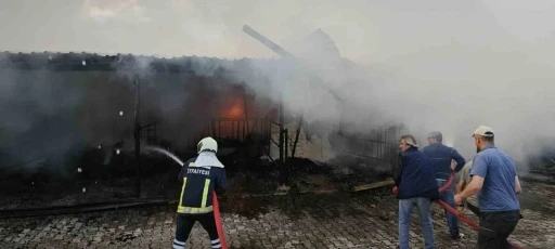 Depoda çıkan yangın itfaiye ve köylüler tarafından söndürüldü
