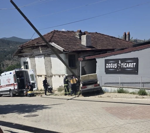Deponun duvarına &ccedil;arpan otomobildeki yaşlı karı koca hayatını kaybetti
