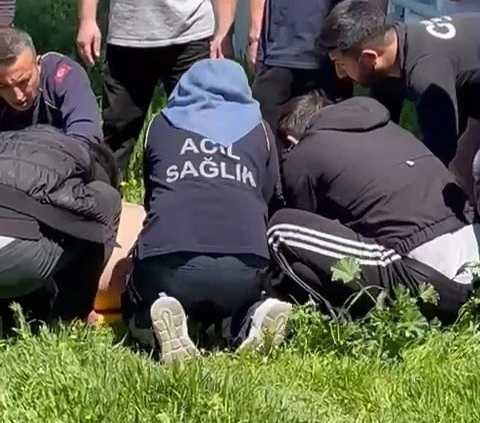 Deprem anında panikle 3. kattan atlayan bir kişi ağır yaralandı
