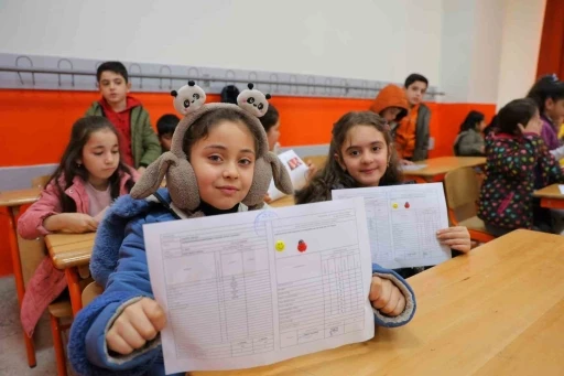 Deprem b&ouml;lgesindeki Haydar Aliyev İlkokulu&rsquo;nda karne heyecanı
