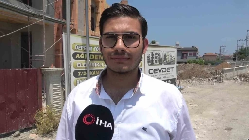 Deprem konutlarının inşasında çalışan işçilere yapılan davullu zurnalı sürpriz ilgi odağı oldu
