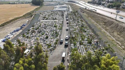 Deprem şehitliğinde hüzünlü Kurban Bayramı
