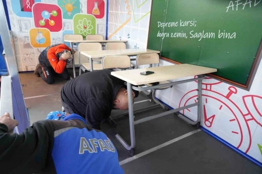 Deprem Sim&uuml;lasyon Tırı Samsun&rsquo;da eğitimlere başladı
