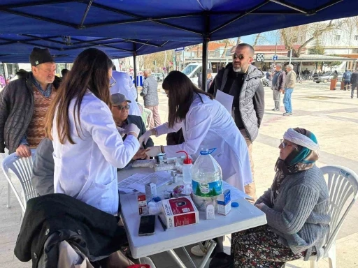 Deprem sonrası doktorlardan Sındırgı&rsquo;ya &ouml;zel ilgi
