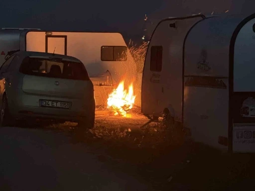 Deprem sonrası vatandaşlar karavanda ve parklarda geceliyor
