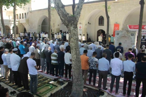 Deprem ve sel felaketinde hasar alan 526 yıllık Hasan Paşa Cami ibadete açıldı

