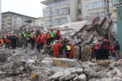 Depremde 3 kişinin &ouml;ld&uuml;ğ&uuml; Nusret Bey Apartmanı davasında iki kamu g&ouml;revlisine hapis cezası
