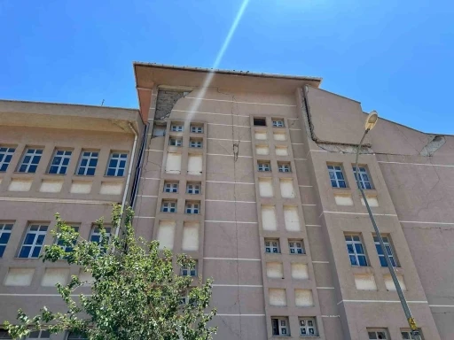 Depremde ağır hasar aldıktan sonra yıkılmayan okul tehlike sa&ccedil;ıyor
