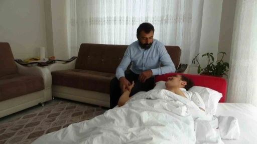 Depremde dili boğazına kaçan Muhammed’in yaşam mücadelesi sürüyor
