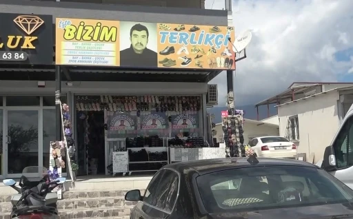 Depremde eşini kaybeden esnaf, m&uuml;şterileri kendisini tanısın diye vesikalık fotoğrafını iş yerinin &ouml;n&uuml;ne astı

