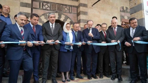 Depremde hasar alan Gaziantep’teki tarihi Alaybey Cami ibadete açıldı
