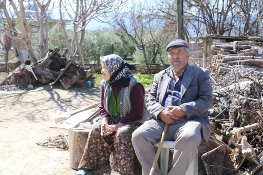 Depremde hasar g&ouml;ren evlerini dışarıdan izliyorlar
