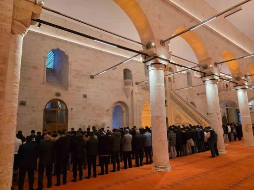 Depremde hasar g&ouml;ren tarihi Selahattin Eyyubi Camii yeniden ibadete a&ccedil;ıldı
