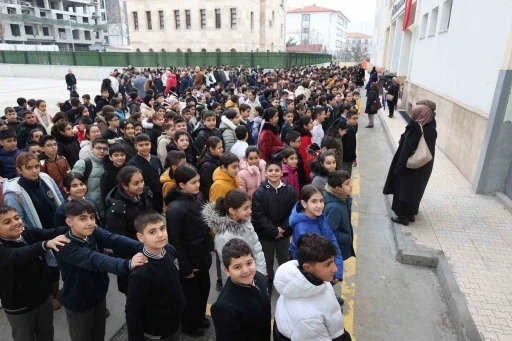 Depremde hayatını kaybedenler Elazığ&rsquo;daki okullarda anıldı
