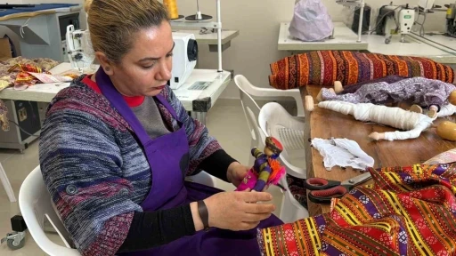 Depremde iş yerini kaybeden kadınlar yeniden &uuml;retime başladı
