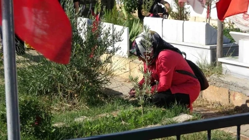 Depremde kaybettikleri yakınlarının mezarlarını ziyaret ettiler
