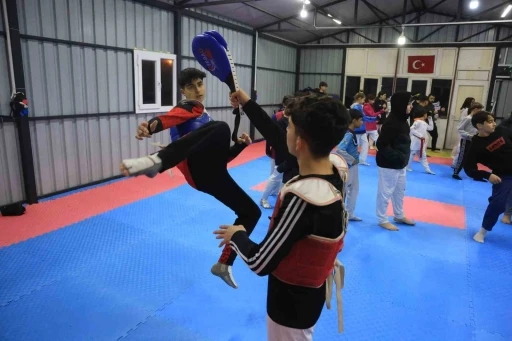 Depremde vefat eden babasının hayalleri i&ccedil;in ter d&ouml;ken tekvandocu Ahmet, milli formayla &ccedil;ıktığı turnuvada T&uuml;rk bayrağını g&ouml;ndere &ccedil;ektirdi
