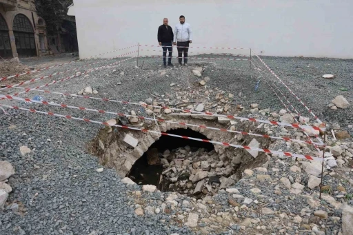 Depremde yıkılan binanın arazisinde yaşanan göçükle tarihi su kanalı ortaya çıktı
