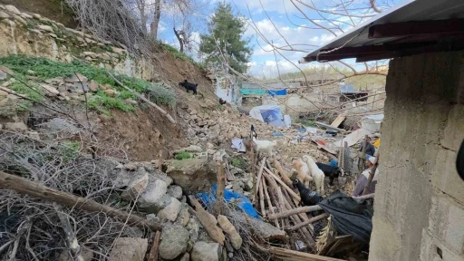 Depremde yıkılan evinin yerine yaptığı ahıra aşırı yağışta istinat duvarı &ccedil;&ouml;kt&uuml;
