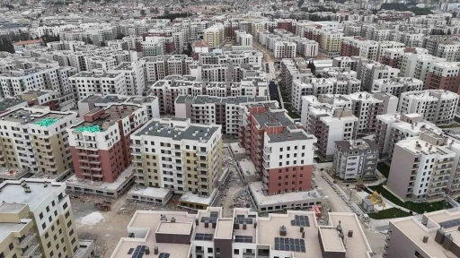 Depremde y&uuml;zlerce kişiye mezar olan ve yeniden inşa edilen mahallede ş&uuml;k&uuml;r namazı kılındı
