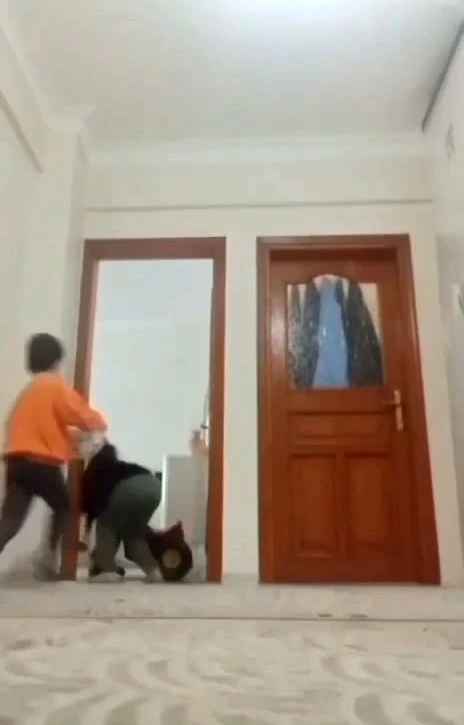 Depreme evde oyun oynarken yakalanan çocukların korku dolu anları kamerada
