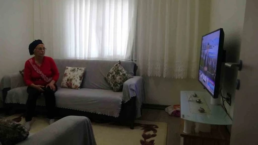 Depremin acı g&uuml;nlerini hatırlamak istemeyen kadından Cumhurbaşkanı Erdoğan&rsquo;a teşekk&uuml;r
