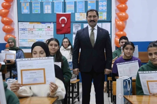 Depremin ardından 224 yeni okulun inşa edildiği Hatay&rsquo;da 374 bin &ouml;ğrenci karne heyecanı yaşadı
