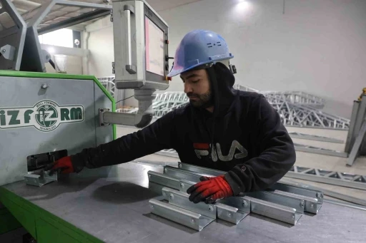 Depremin ardından açtıkları çelik konstrüksiyon fabrikasında 20 kişiye istihdam sağladılar
