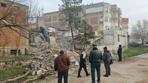 Depremin ardından Sındırgı&rsquo;da tehlikeli yapılar kaldırılıyor
