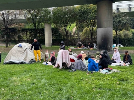Depremin ardından vatandaşlar park ve bahçeleri doldurdu
