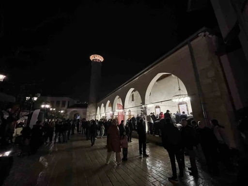 Depremin ardından yeniden inşa edilen Habibi Neccar Camii, Kadir Gecesi&rsquo;nde vatandaşların akınına uğradı
