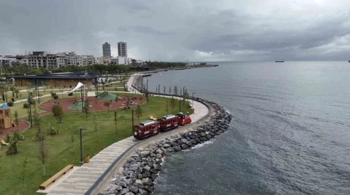 Depremin izlerinin silindiği İskenderun sahili &uuml;cretsiz nostaljik trenle şenlendi
