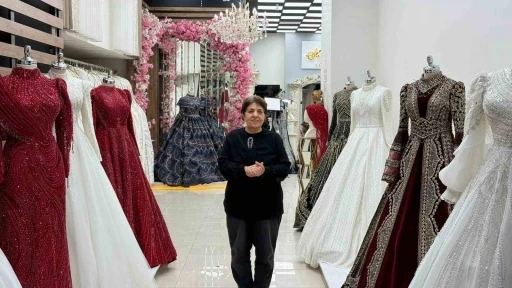 Depremlerde iki iş yeri yıkılan kadın pes etmedi
