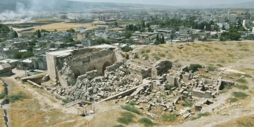 Depremlerde ön cephesi çöken tarihi iç kale camii onarılmayı bekliyor
