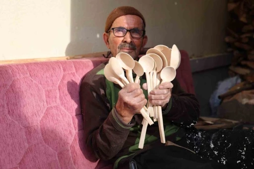 Depremzede Ahmet dede yeni evinde tahta kaşık üretimine devam ediyor
