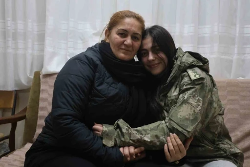 Depremzede Beliz&rsquo;in, kendisine &uuml;ş&uuml;mesin diye montunu veren albayla g&ouml;r&uuml;şmesinde duygusal anlar yaşandı
