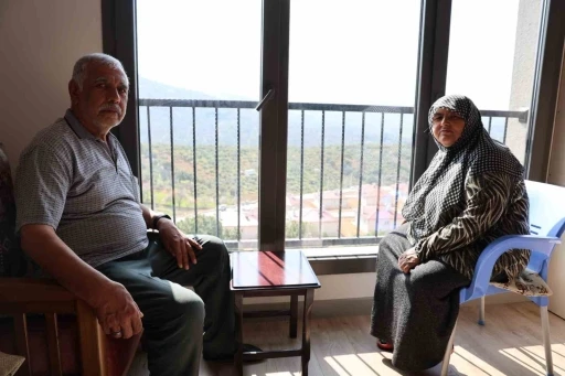 Depremzede &ccedil;iftin yeni evlerinde ilk bayram heyecanı

