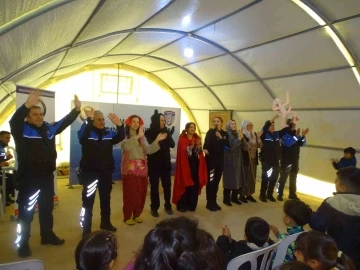 Depremzede &ccedil;ocuklara polislerden moral tiyatrosu
