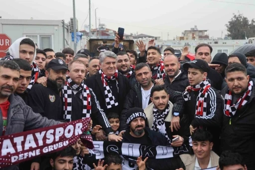 Depremzede &ccedil;ocukların y&uuml;z&uuml; Beşiktaş&rsquo;ın hediyeleriyle g&uuml;ld&uuml;
