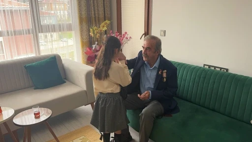 Depremzede Eroğlu ailesi yeni evlerinde ilk bayram sevincini yaşadı
