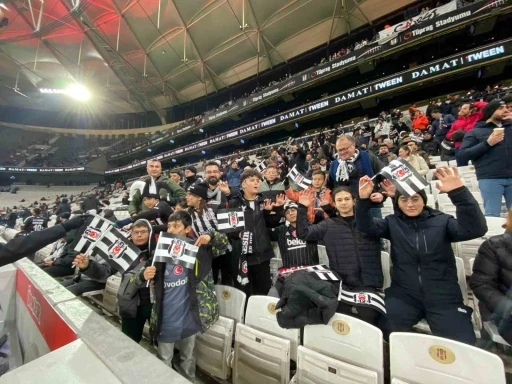 Depremzede gen&ccedil;ler S&uuml;per Lig ma&ccedil;ında moral buldu
