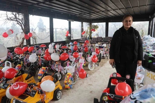 Depremzede &ouml;ks&uuml;z ve yetim &ccedil;ocukların y&uuml;z&uuml; hediyelerle g&uuml;ld&uuml;
