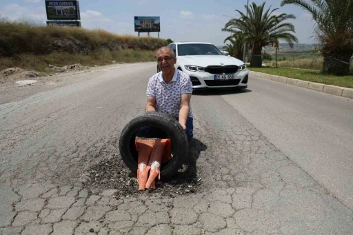Depremzedelerden belediyeye yol tepkisi: &Ccedil;ukurlara lastik ve duba koydular
