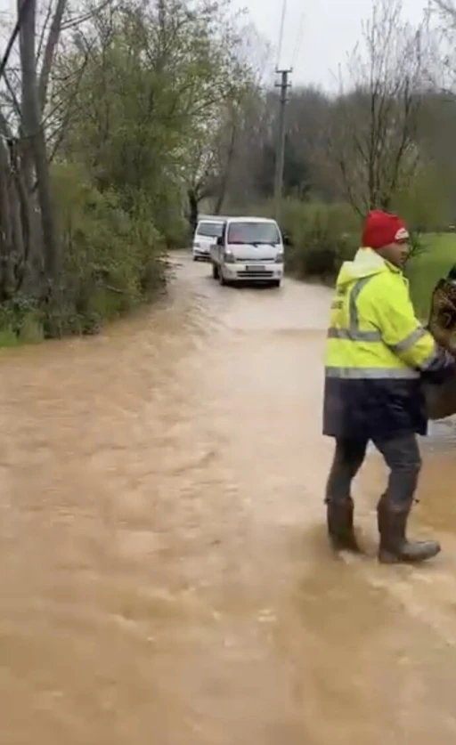 Dere taşkını yolu esir aldı, ara&ccedil;lar kontak kapattı
