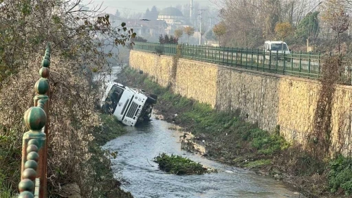 Dere yatağına devrilen beton mikserinin s&uuml;r&uuml;c&uuml;s&uuml; yaralandı
