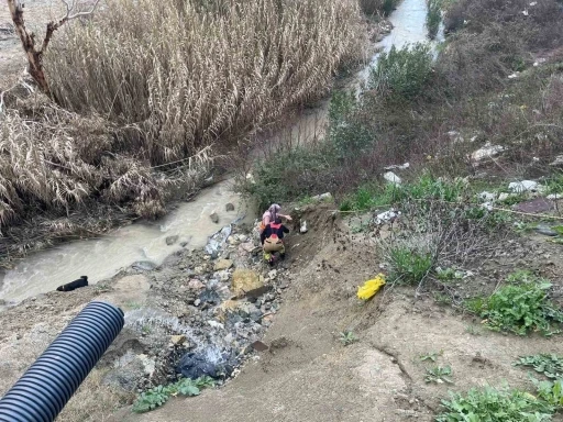 Dere yatağına d&uuml;şen oğlağı kurtarmak isteyen kadın mahsur kaldı
