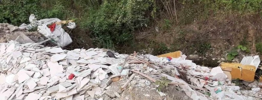 Dere yatağını çöplüğe çevirdiler

