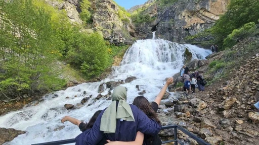 Derebağ Şelalesi&rsquo;nde bayram coşkusu
